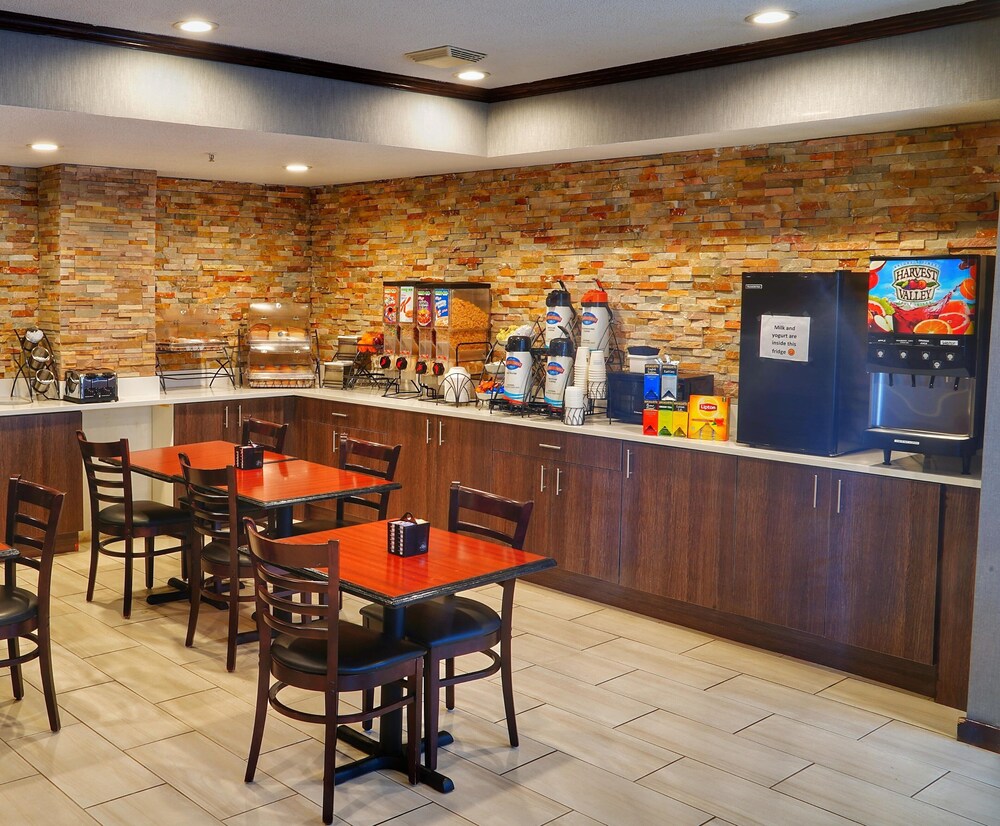 Breakfast area, Baymont by Wyndham Grand Rapids N/Walker