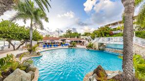 3 outdoor pools, pool umbrellas, pool loungers