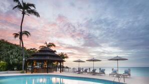 3 outdoor pools, pool loungers