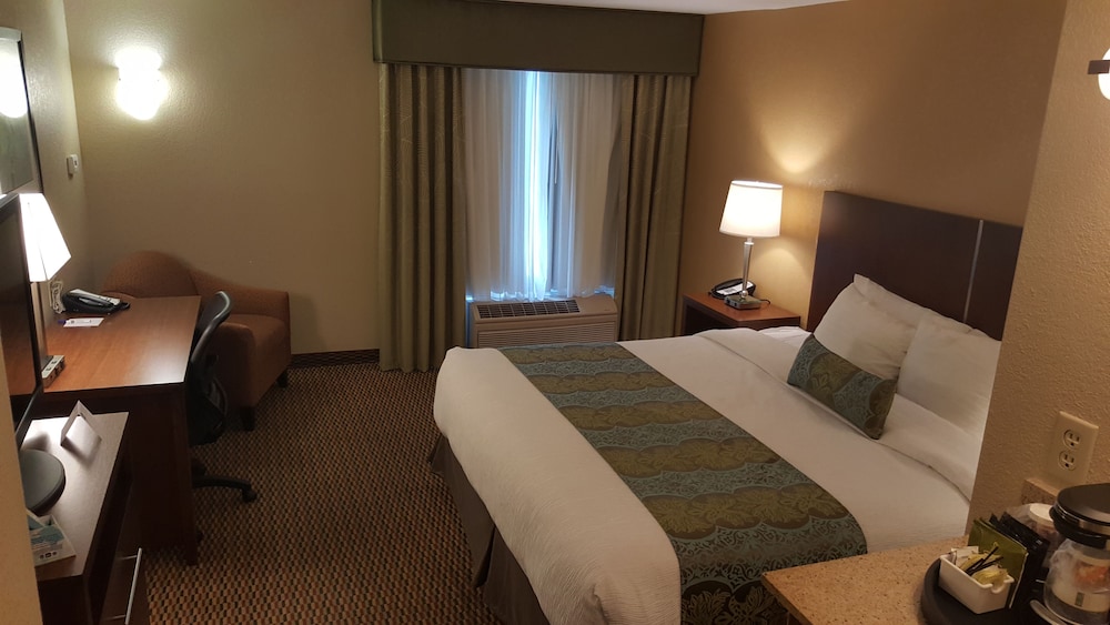 Best Western Plus Airport Inn & Suites