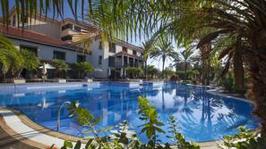 5 piscinas al aire libre, sombrillas, tumbonas