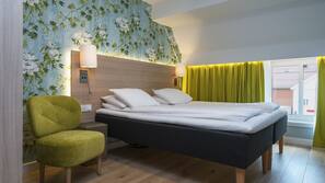 Senger med overmadrass, minibar, skrivebord og blendingsgardiner