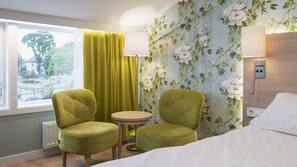 Senger med overmadrass, minibar, skrivebord og blendingsgardiner