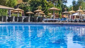 Innenpool, 3 Außenpools, Sonnenschirme, Liegestühle