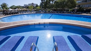 Innenpool, 3 Außenpools, Sonnenschirme, Liegestühle