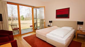 Hochwertige Bettwaren, Zimmersafe, Schreibtisch, Bügeleisen/Bügelbrett