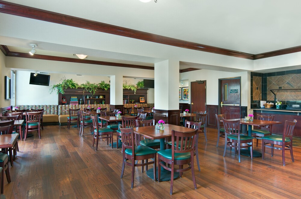 Guestrooms With non-smoking suites and our on-site restaurant, the Oxford Suites Silverdale is your home away from home. Silverdale's prime location on the Puget Sound is close to shopping, award-winning golf courses and the luxuries of nearby Seattle.