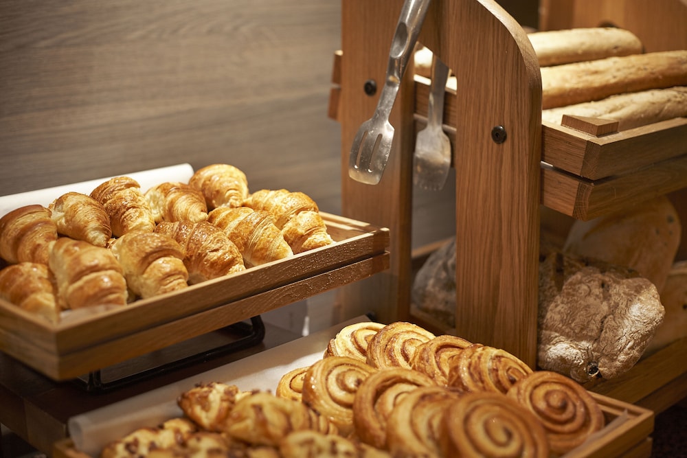 Breakfast area, Doubletree by Hilton Hotel Woking