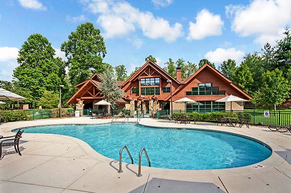 Outdoor pool, Bent Creek Golf Village