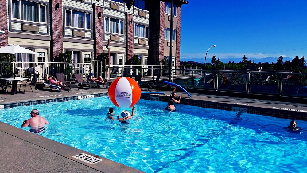 Outdoor pool, Elk Lake Inn Suites Victoria