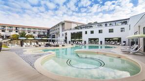 Piscine couverte, piscine extérieure