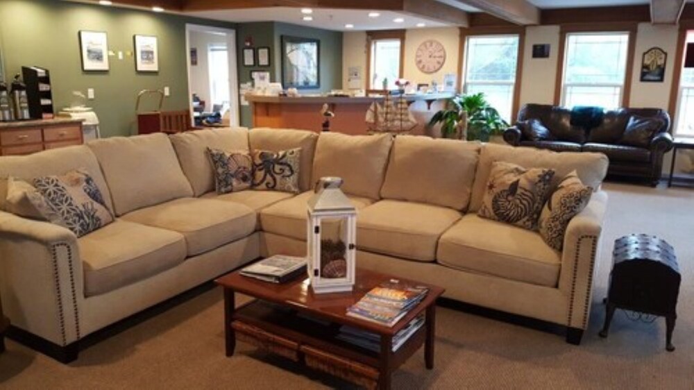 Lobby sitting area, The Landing at Newport