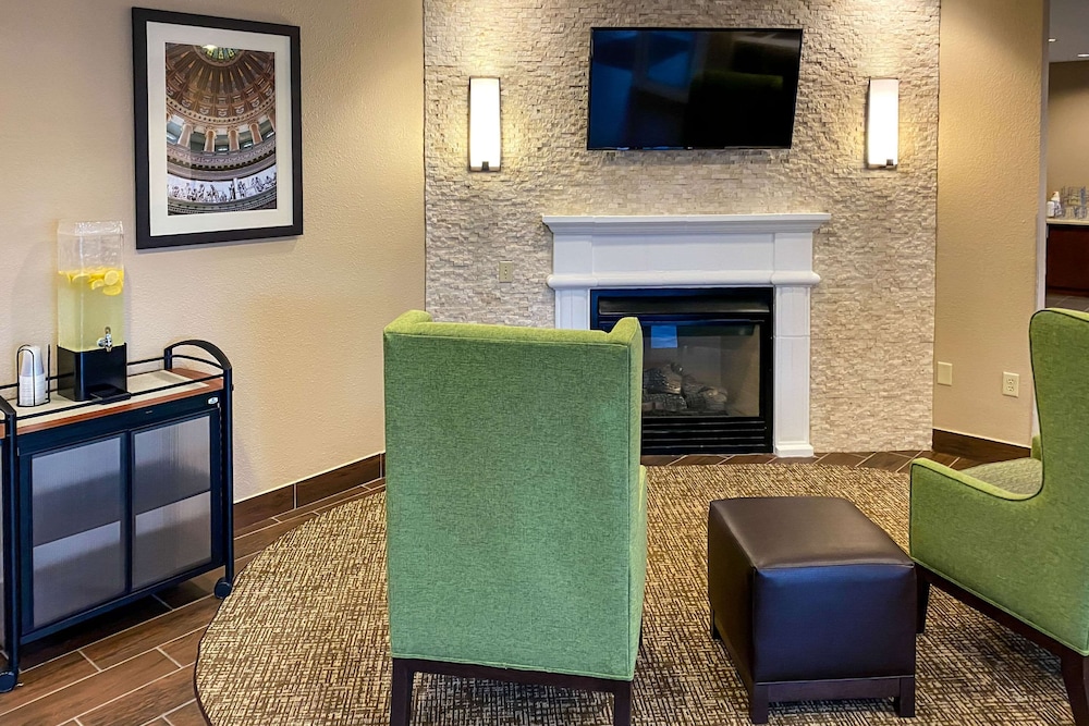 Comfort Inn DeKalb Adjacent the University Deals & Reviews (DeKalb