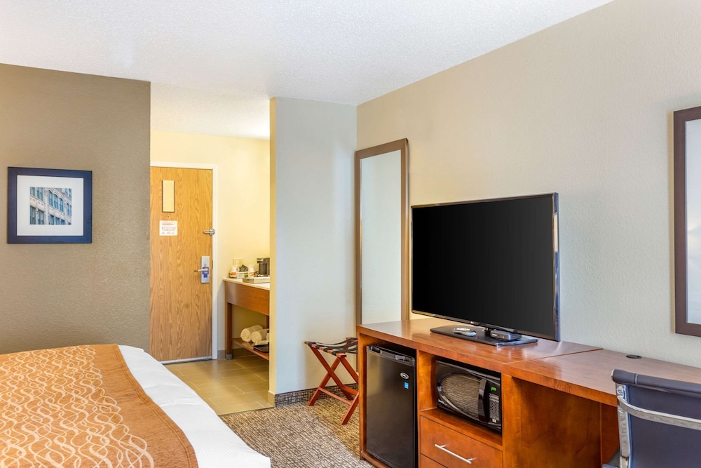 Comfort Inn DeKalb Adjacent the University Deals & Reviews (DeKalb