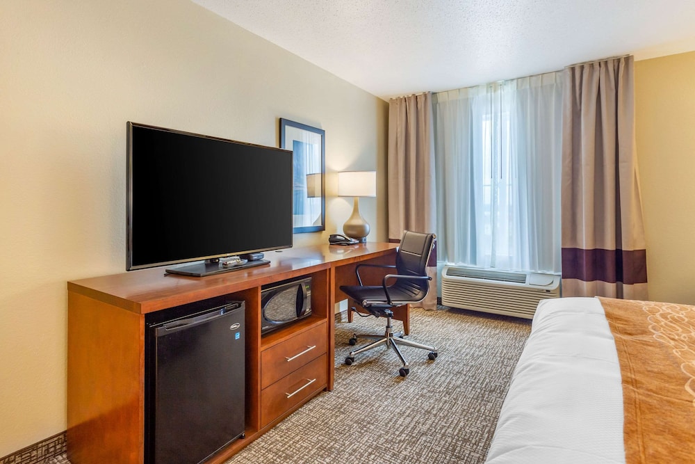 Comfort Inn DeKalb Adjacent the University Deals & Reviews (DeKalb