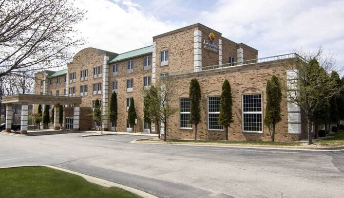 Comfort Inn Suites In Milwaukee Wi Expedia