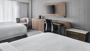 Escritorio, cortinas opacas, tabla de planchar con plancha