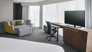 Escritorio, cortinas opacas, tabla de planchar con plancha