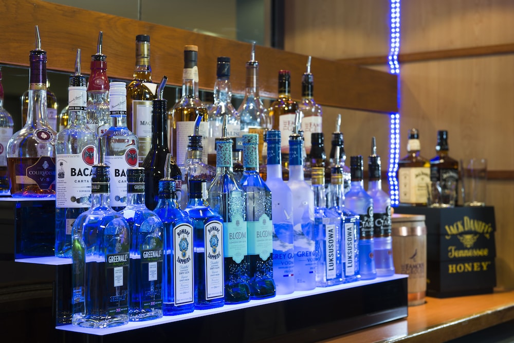 Bar (on property), Holiday Inn Express Southampton - West, an IHG Hotel