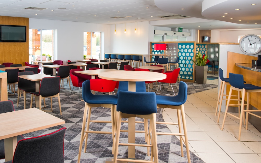 Bar (on property), Holiday Inn Express Southampton - West, an IHG Hotel