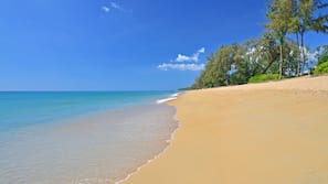 私人海灘、白沙、躺椅、滑浪風帆