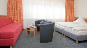 Zimmersafe, Schreibtisch, Bügeleisen/Bügelbrett, kostenlose Babybetten