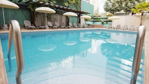 Piscina externa, espreguiçadeiras