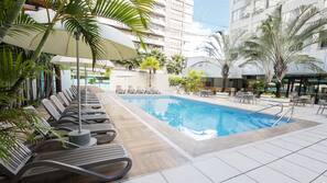 Piscina externa, espreguiçadeiras