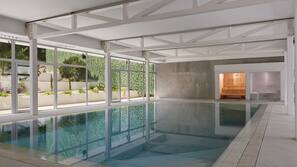 Piscina coperta, piscina all'aperto, ombrelloni da piscina, lettini