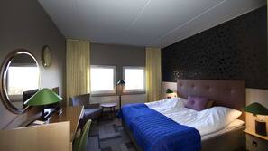Een minibar, een bureau, een strijkplank/strijkijzer, gratis wifi