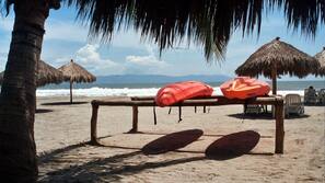 Ubicación a pie de playa, tumbonas, sombrillas y toallas de playa