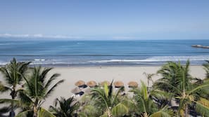 Ubicación a pie de playa, tumbonas, sombrillas y toallas de playa