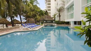 4 piscinas al aire libre, tumbonas
