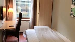 Skrivebord, strykejern/-brett og babysenger (mot et tillegg)