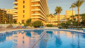 Una piscina cubierta, 8 piscinas al aire libre, sombrillas, tumbonas