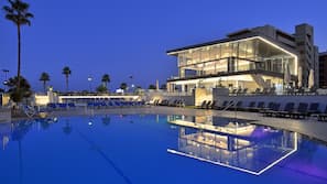 Una piscina cubierta, 8 piscinas al aire libre, sombrillas, tumbonas