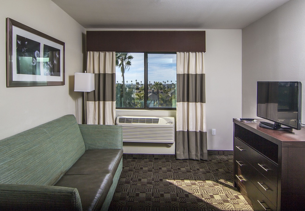 Holiday Inn Express Hotel & Suites Carlsbad Beach, an IHG Hotel