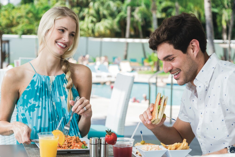 Outdoor dining, Hotel Riu Plaza Miami Beach