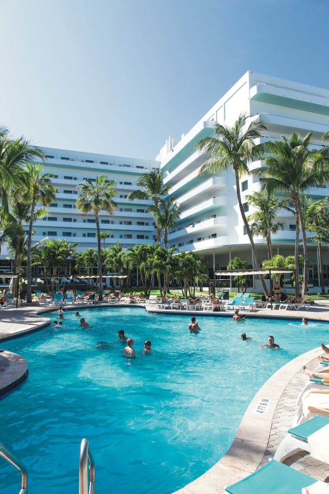 Outdoor pool, Hotel Riu Plaza Miami Beach