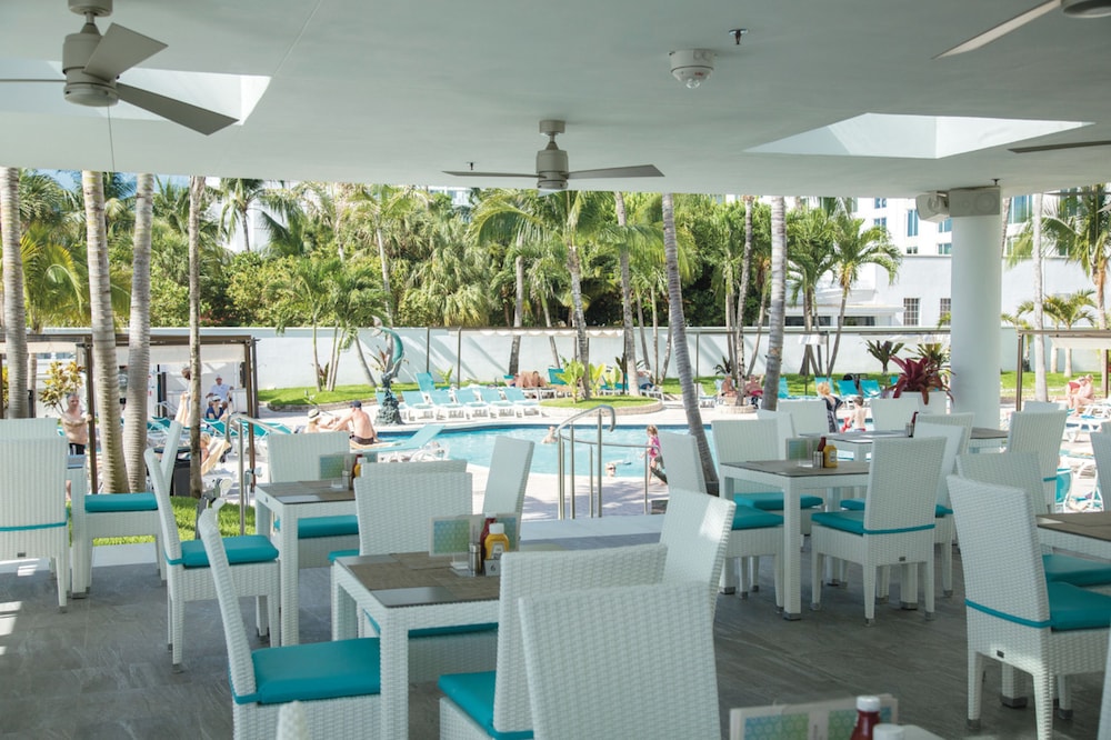 Outdoor dining, Hotel Riu Plaza Miami Beach