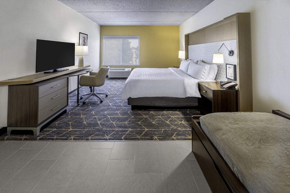 Holiday Inn & Suites Wausau-Rothschild, an IHG Hotel