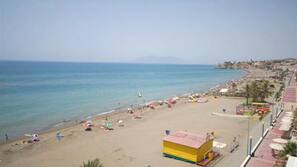 Plage, chaises longues, parasols, serviettes de plage