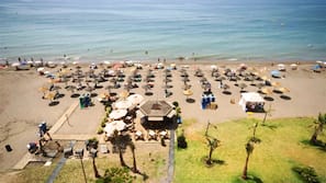 Plage, chaises longues, parasols, serviettes de plage