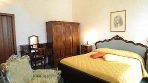 Hypo-allergenic bedding, in-room safe, desk, blackout curtains