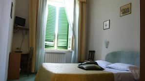 Hypo-allergenic bedding, in-room safe, desk, blackout curtains