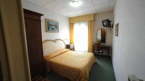 Hypo-allergenic bedding, in-room safe, desk, blackout curtains