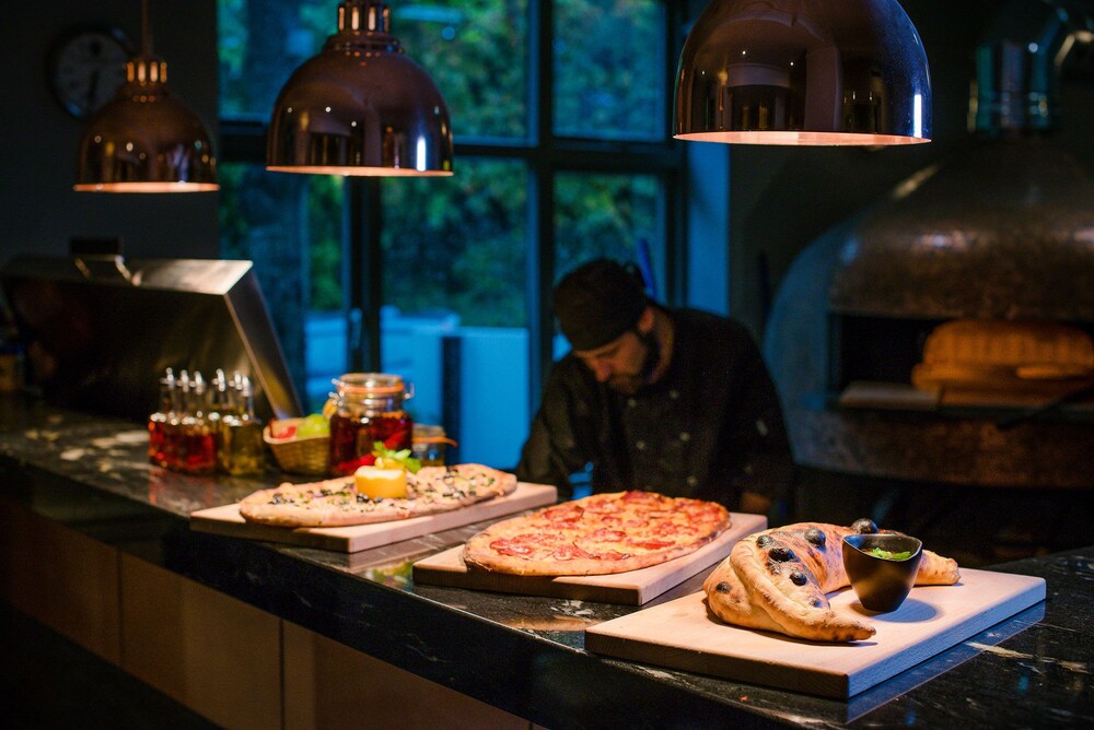 Family dining, Westmead Hotel