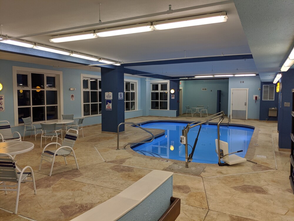 Indoor pool, Baymont by Wyndham Rockford