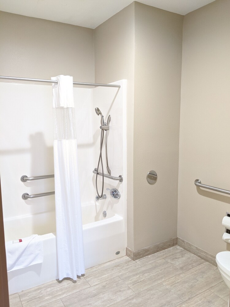 Bathroom, Baymont by Wyndham Rockford