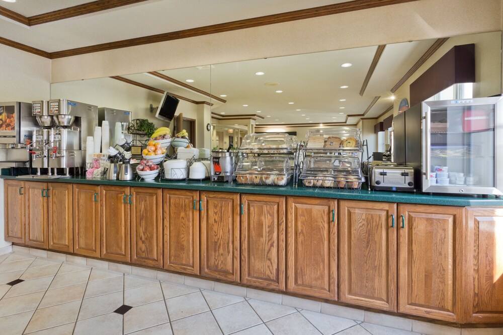 Breakfast buffet, Baymont by Wyndham Rockford